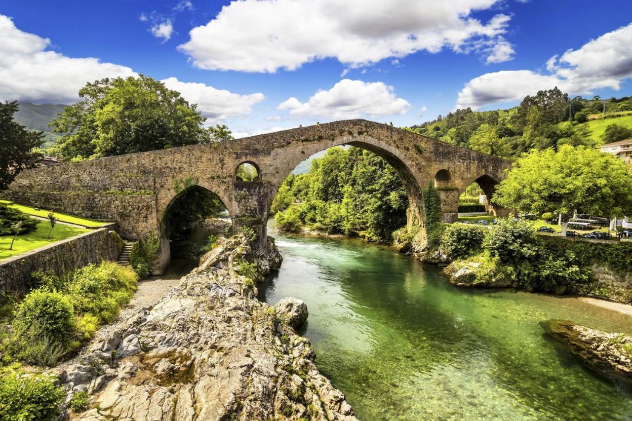 Cangas De Onis A Orillas Del Rio Sella Kültér fotó